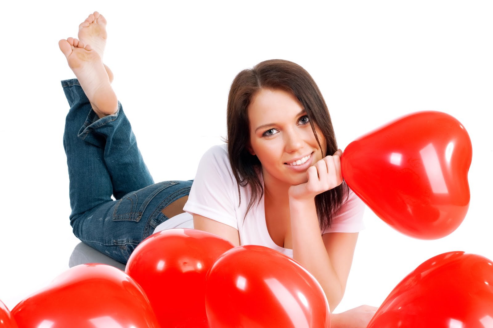 chica-hermosa-con-globos-rojos-en-forma-de-corazones-san-valentin